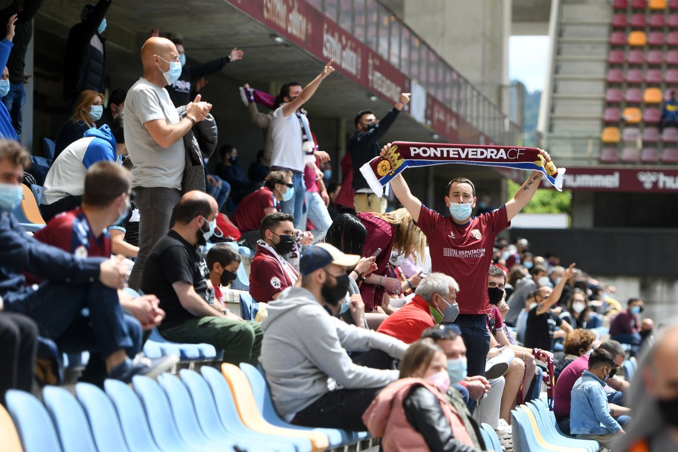 La emocionante permanencia del Pontevedra: goles y lágrimas en Pasarón