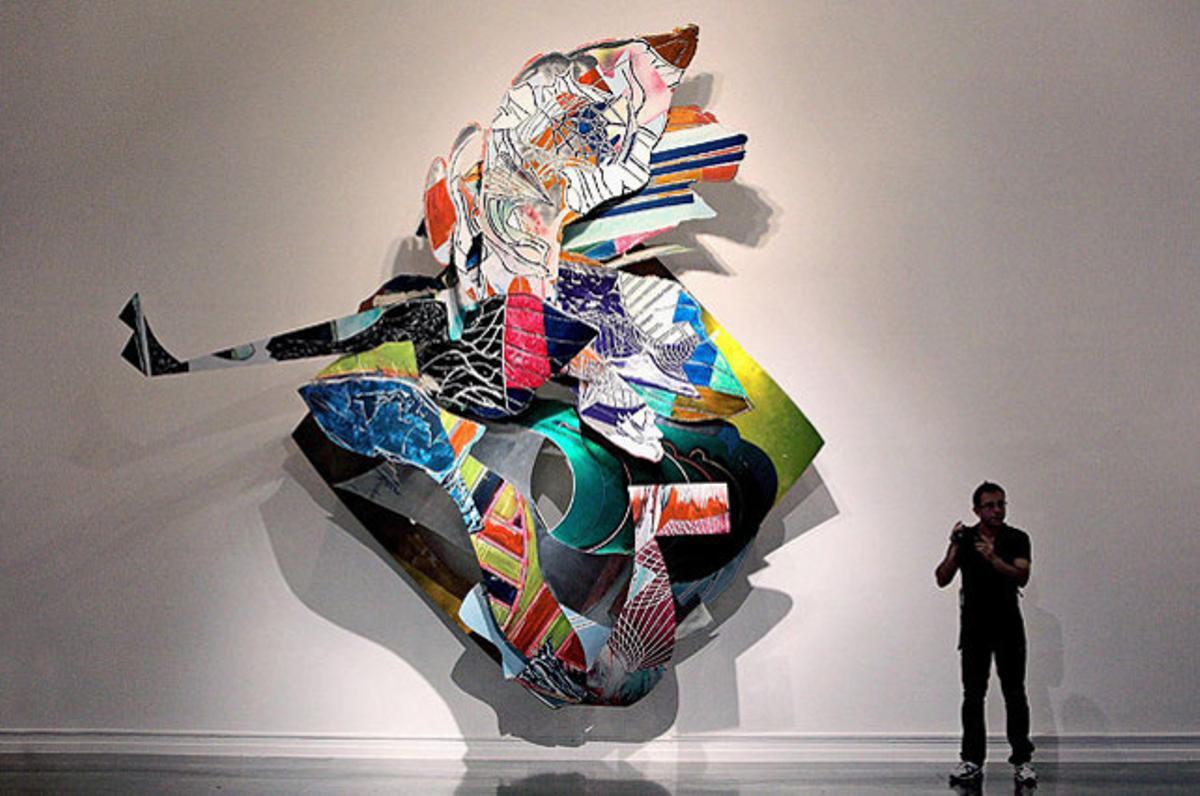 L’obra ’Cutting in’, del pintor nord-americà Frank Stella, durant la presentació d’una retrospectiva sobre la seva obra, a l’Institut Valencià d’Art Modern.