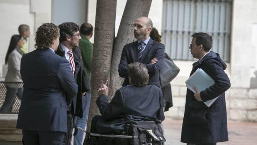 Francisco Ruiz Marco, de espaldas, conversa con peritos del caso en presencia miembros de su bufete.