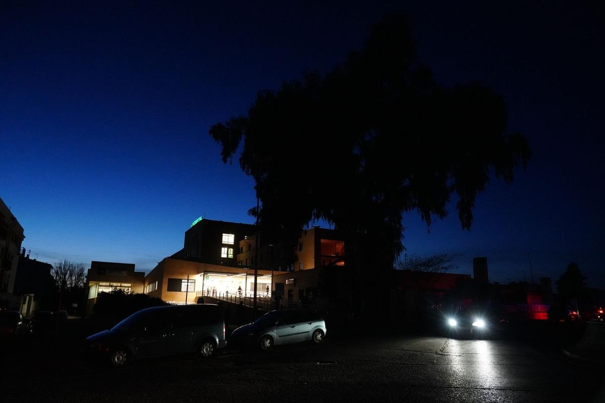 Exterior del hospital Valle de los Pedroches de Pozoblanco en pleno apagón.