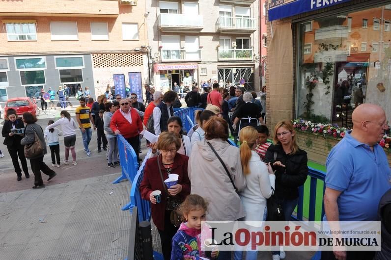 Reparto de buñuelos y chocolate en la ferretería de San Anton