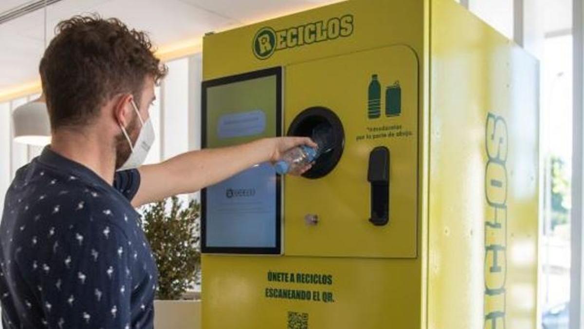 Un ciudadano utiliza el servicio Reciclos.