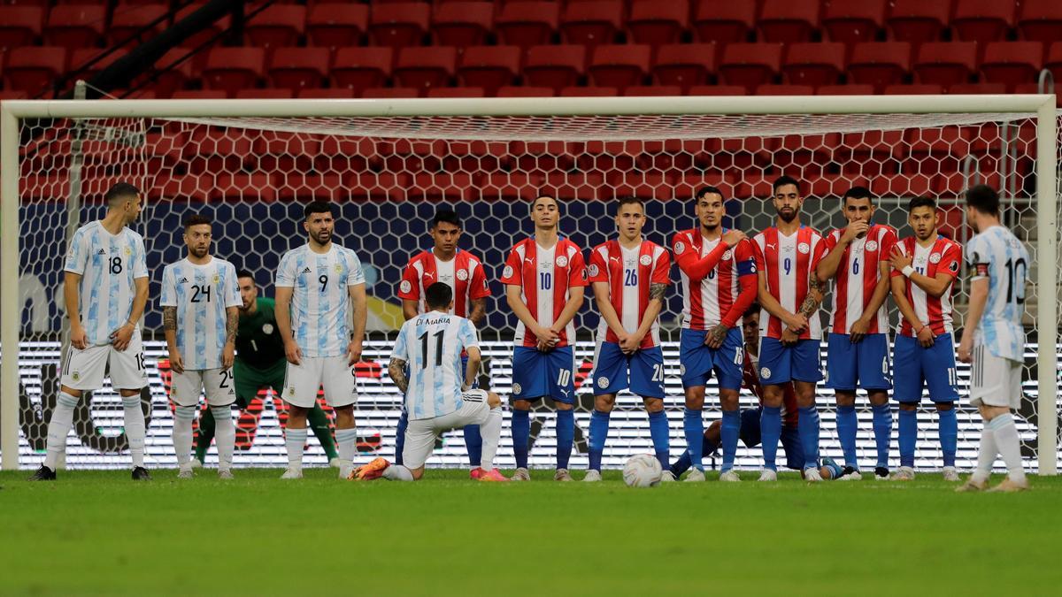 Messi se dispone a lanzar una falta en el Argentina-Paraguay.