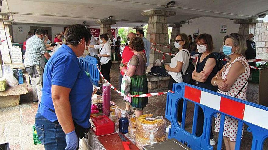 Un rincón del mercado semanal de Cangas de Onís, ayer.