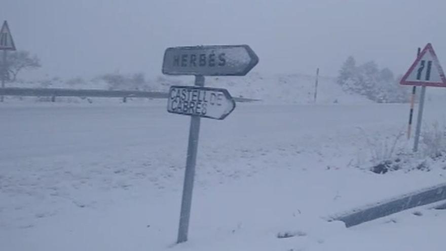 Estado de la carretera de Torremiró, en el cruce en dirección a Herbers y Castell de Cabres