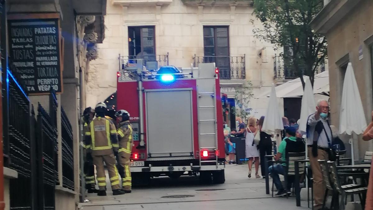 Intervención de los bomberos en el casco viejo de Vigo.