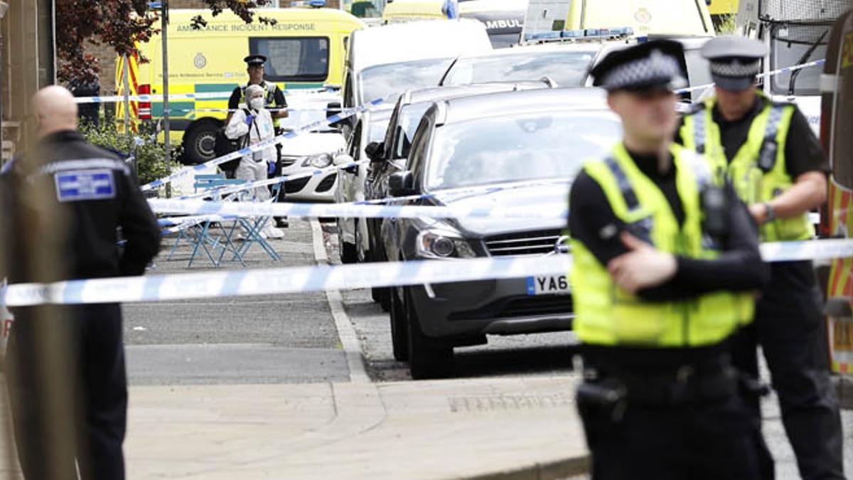 Jo Cox, diputada laborista británica, fallece tras ser tiroteada y apuñalada en plena calle.