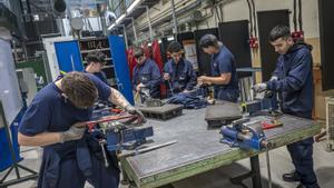 Alumnos en la Escuela Industrial, sección de fabricación mecánica