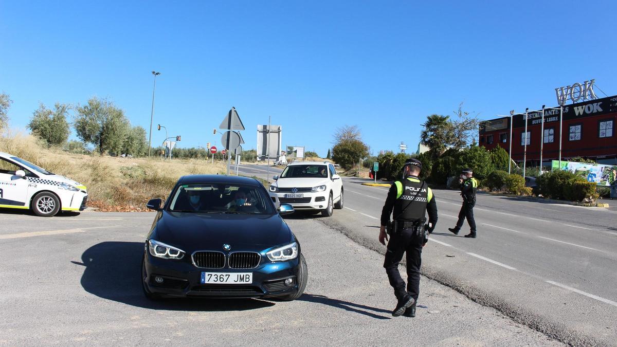 La Policía Local de Lucena, durante un control.