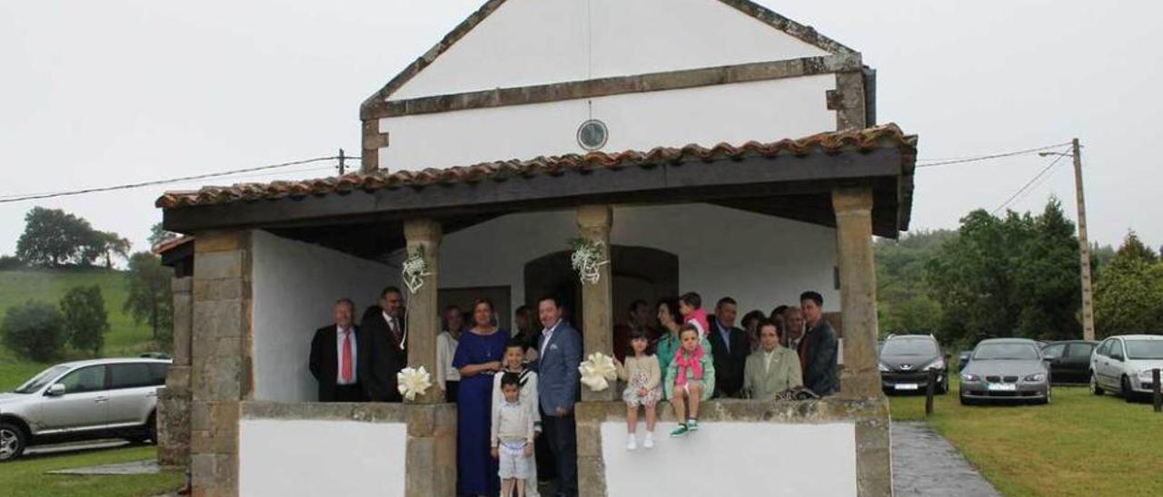 Asistentes a la primera comunión posan a las puertas de la capilla.