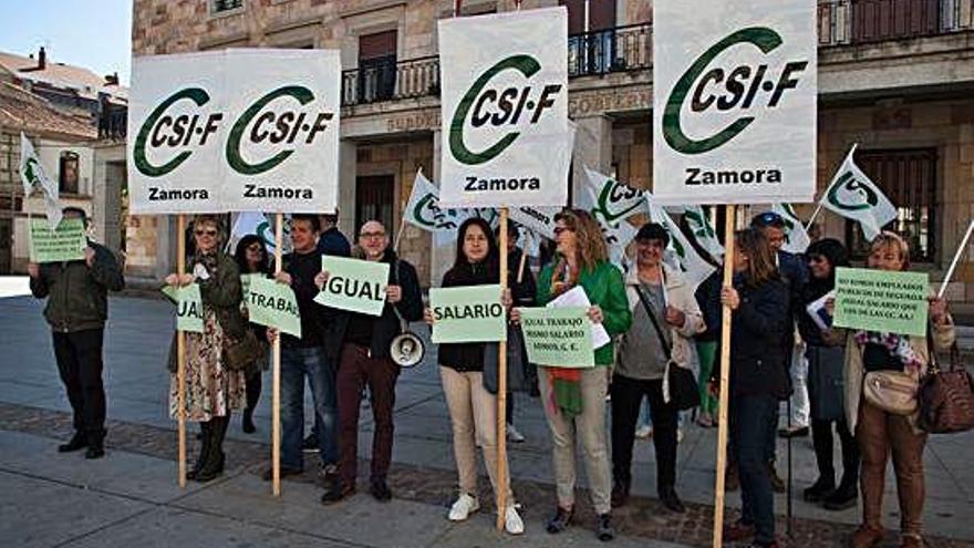 Manifestación de CSIF por la subida de sueldo a los funcionarios.