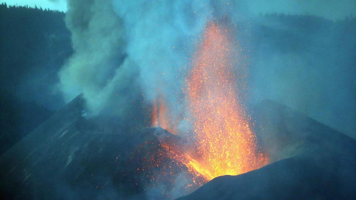 La colada más al sur del volcán está a un paso del mar