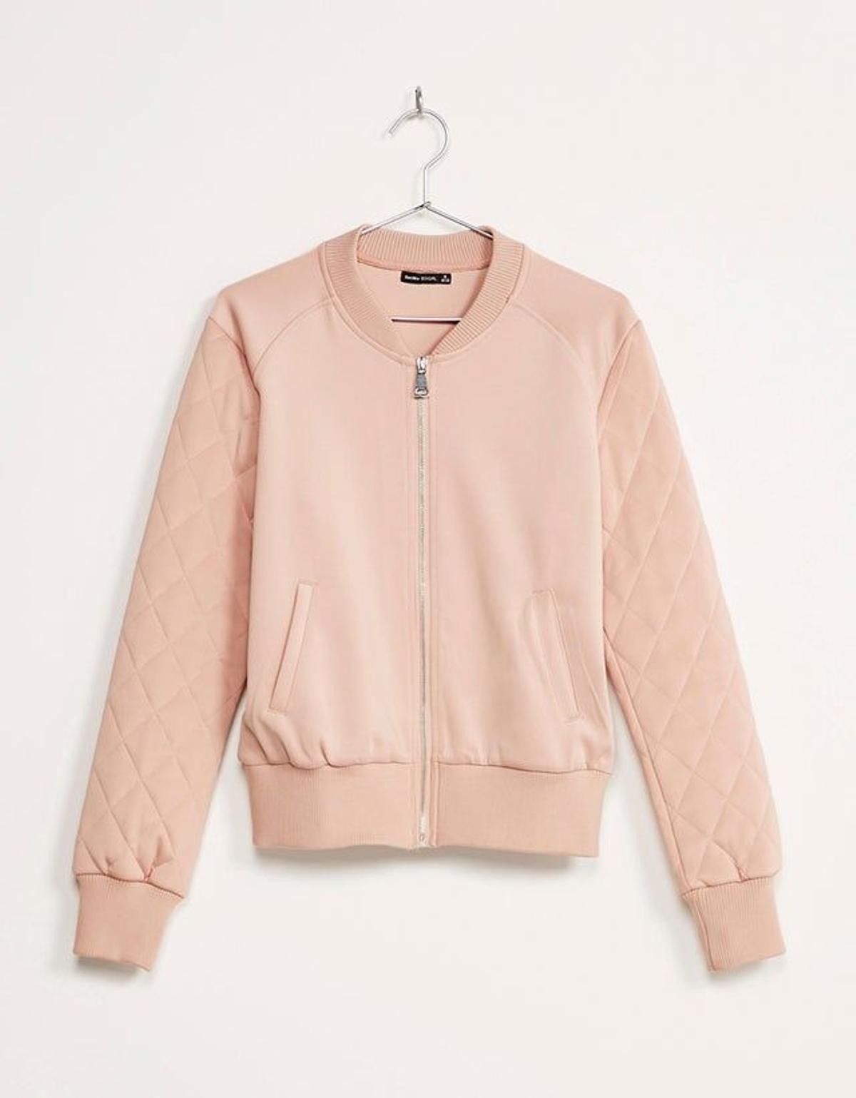 Bomber rosa de Stradivarius (Precio: 22,99 euros)