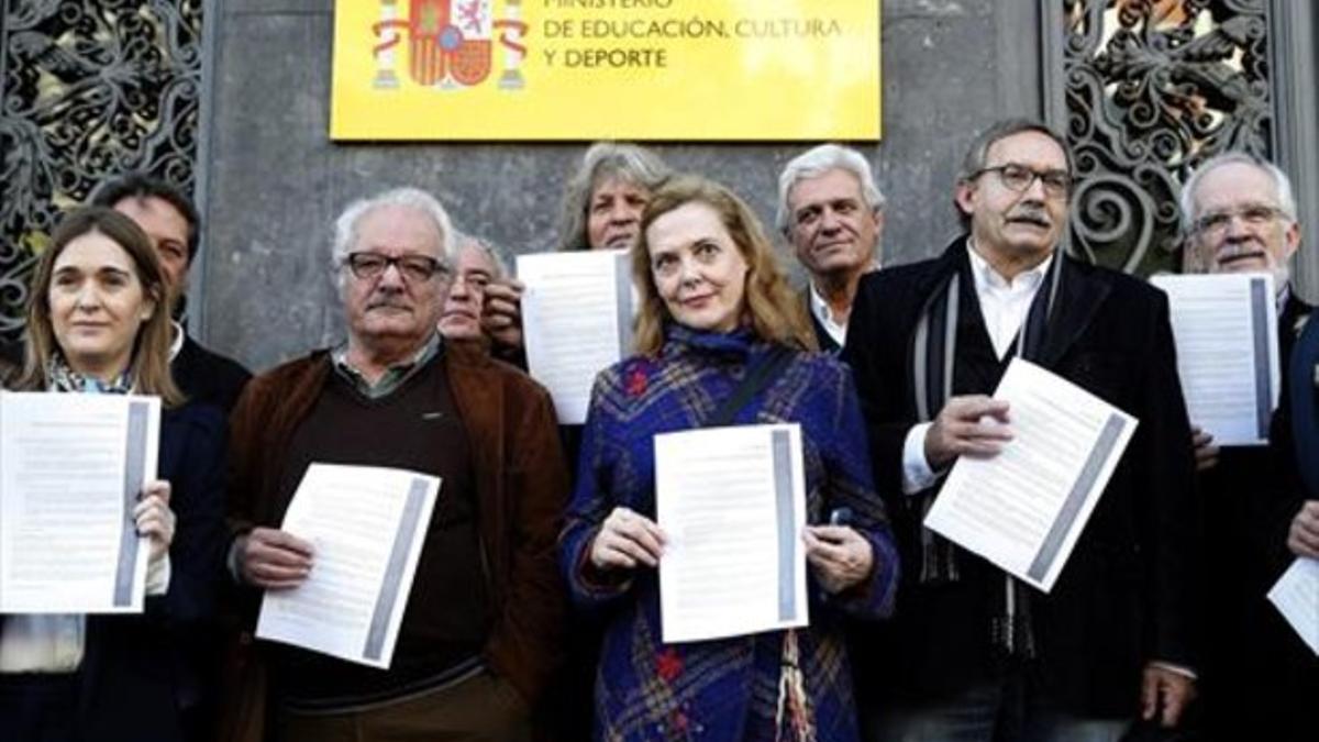 Escritores y otros autores, antes de entregar una solicitud ante el Ministerio de Cultura para poder seguir creando sin renunciar a su pensión, en noviembre.