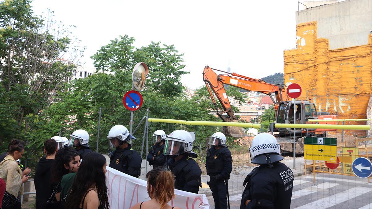 Protesta vecinal contra la demolición de un edificio en el barrio de Vallcarca de Barcelona