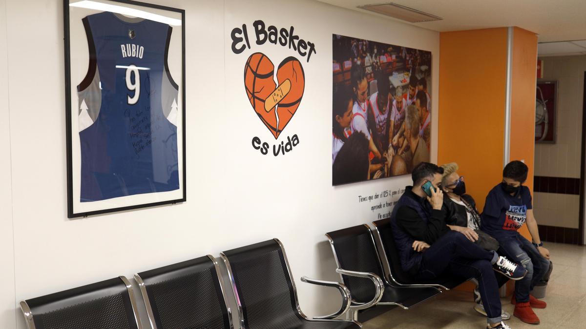 La nueva sala de espera del Hospital Materno Infantil tras la intervención de la asociación 'El Basket es vida'