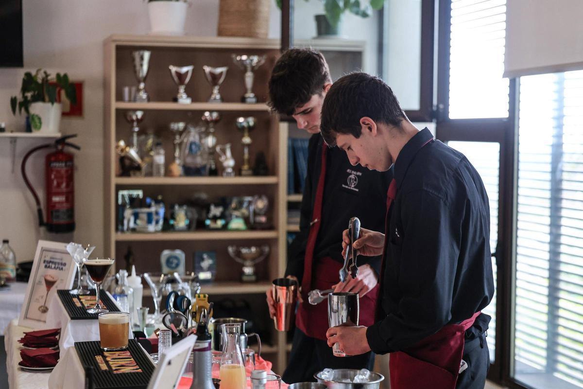Alumnos realizando coctéles durante la jornada
