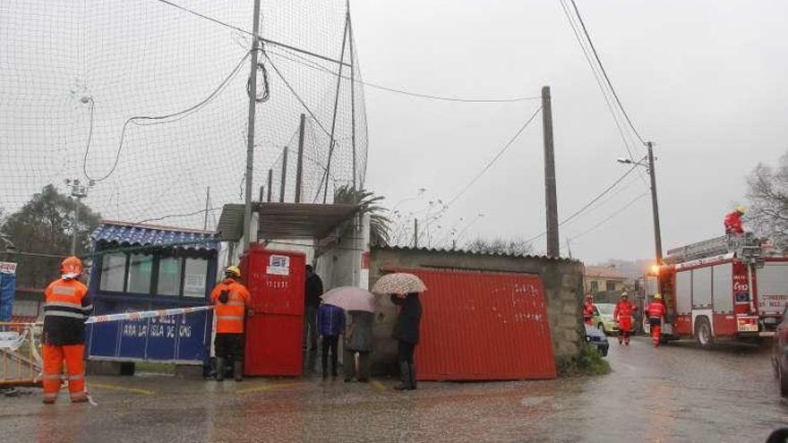 Protección Civil acordona la zona afectada por el temporal. // S.A.