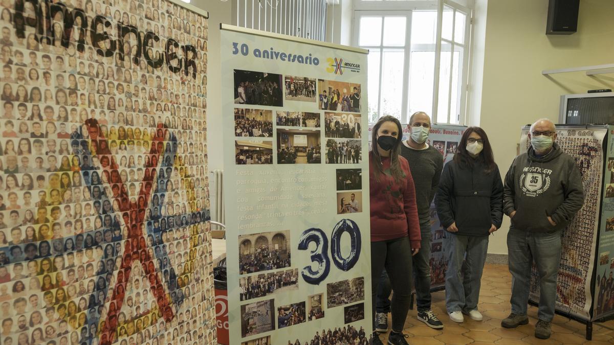 Miembros de Amencer, junto a la exposición fotográfica.