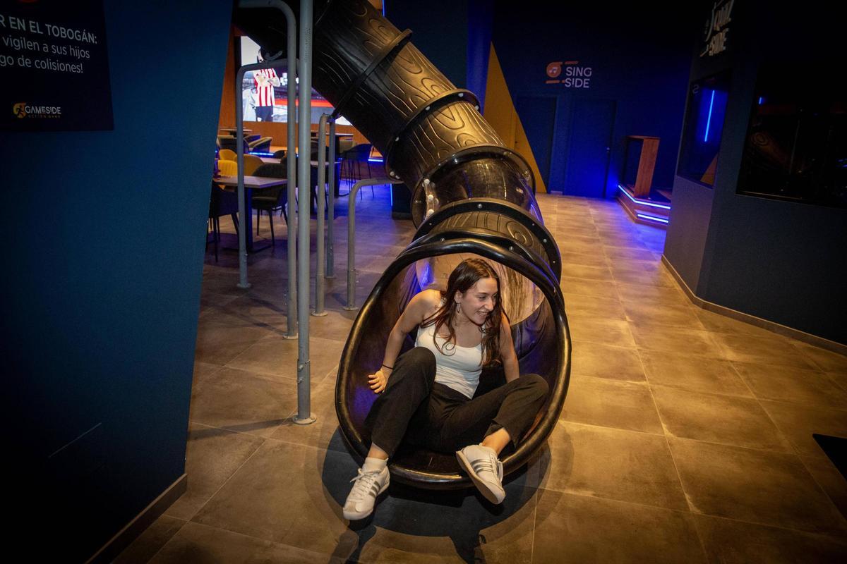 Así es GameSide, el nuevo complejo de ocio inmersivo de Terrassa con juegos de acción, QuizShow y karaoke