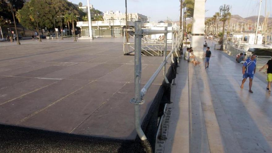 Luces en las calles y escenario en el puerto para la acción de las tropas y las legiones