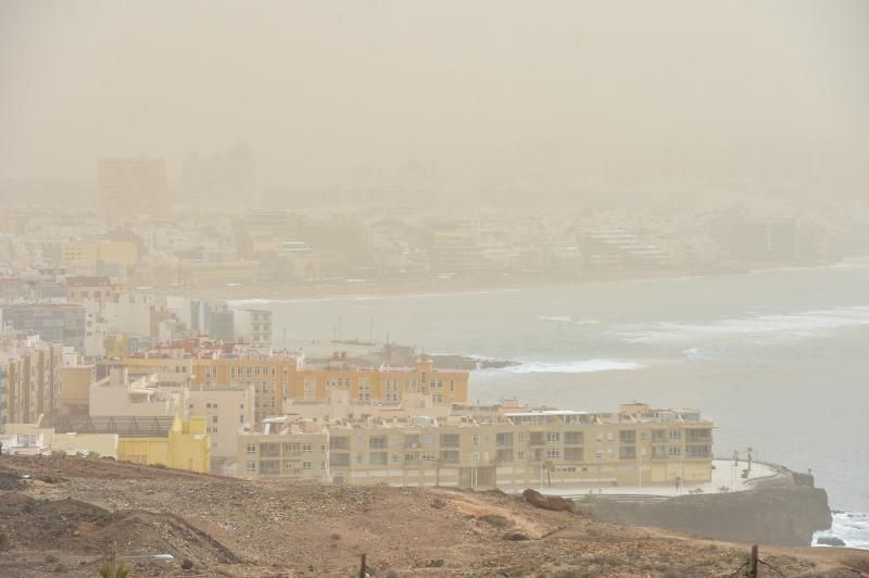 22-02-2020 LAS PALMAS DE GRAN CANARIA. Calima cubre la ciudad, vista desde Las Coloradas  | 22/02/2020 | Fotógrafo: Andrés Cruz