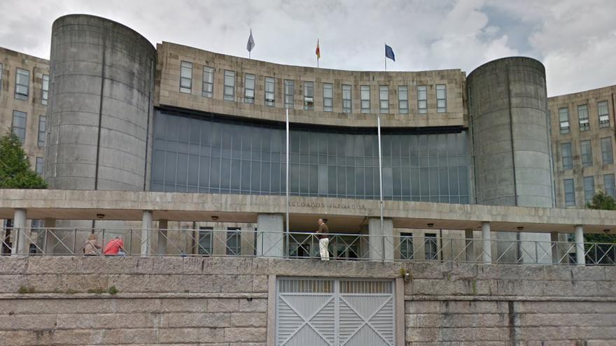 Un tribunal gallego condena a un padre que castigaba a su hija con duchas frías y correazos