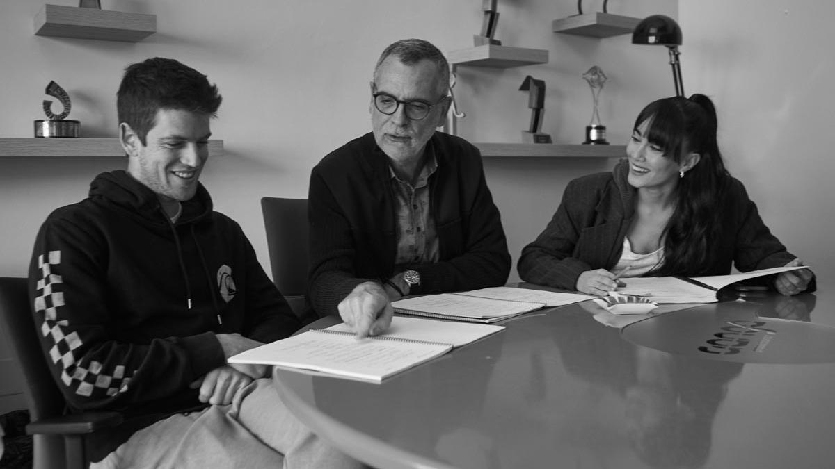 Miguel Bernardeau, Eduard Cortés y Aitana Ocaña  durante una lectura de guion de 'La Última'