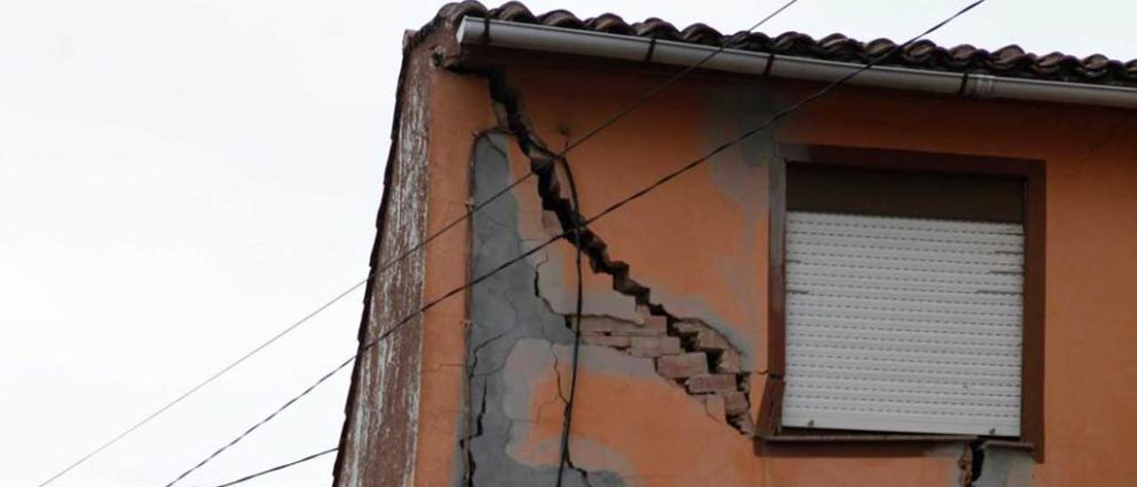 Vivienda en ruinas en Sotiello que se tiene que derribar.