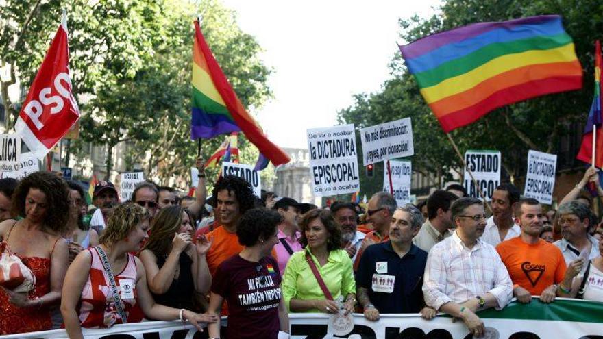 El matrimonio gay cumple 10 años pero no cura la homofobia