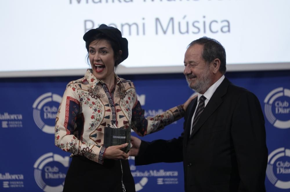 Maika Makovski, premio de Música, recibe el galardón de manos de Vicente Rotger, consejero de Editora Balear.