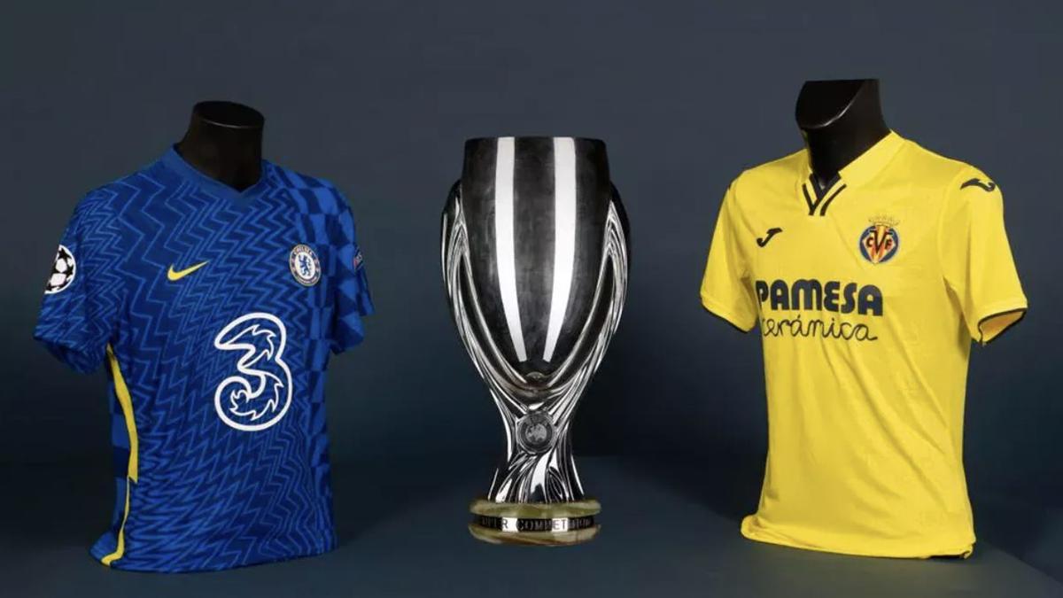 Las dos elásticas de esta temporada 2021-22, con el trofeo de la Supercopa de Europa