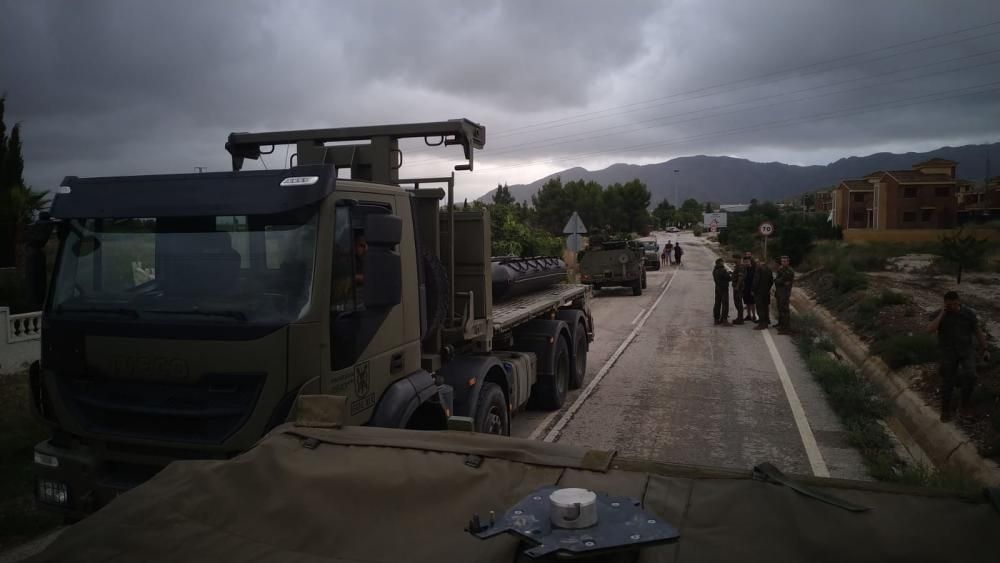 Imagen del despliegue militar en la Vega Baja para auxiliar a vecinos afectados por la gota fría.