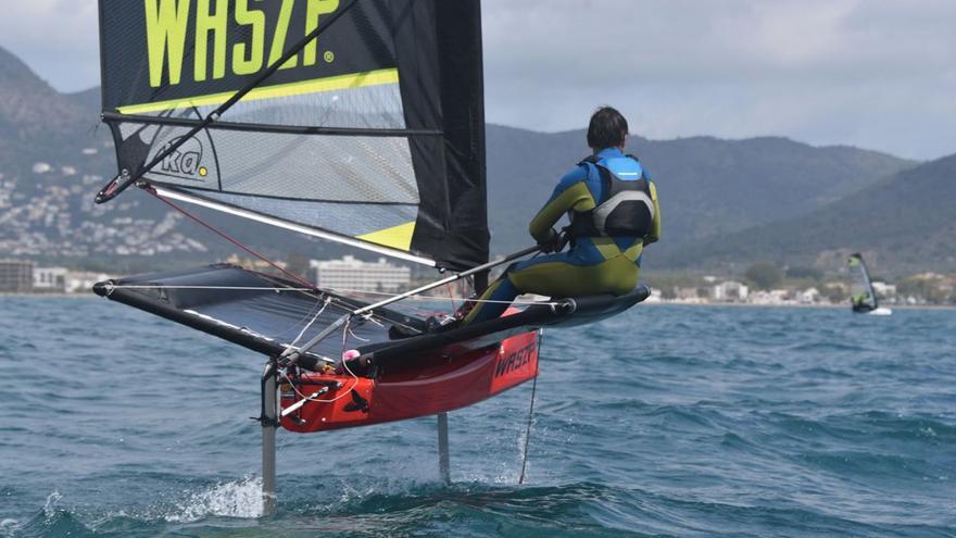 Una competició de waszp (foil) celebrada a la badia de Roses anys enrere. | GEN ROSES