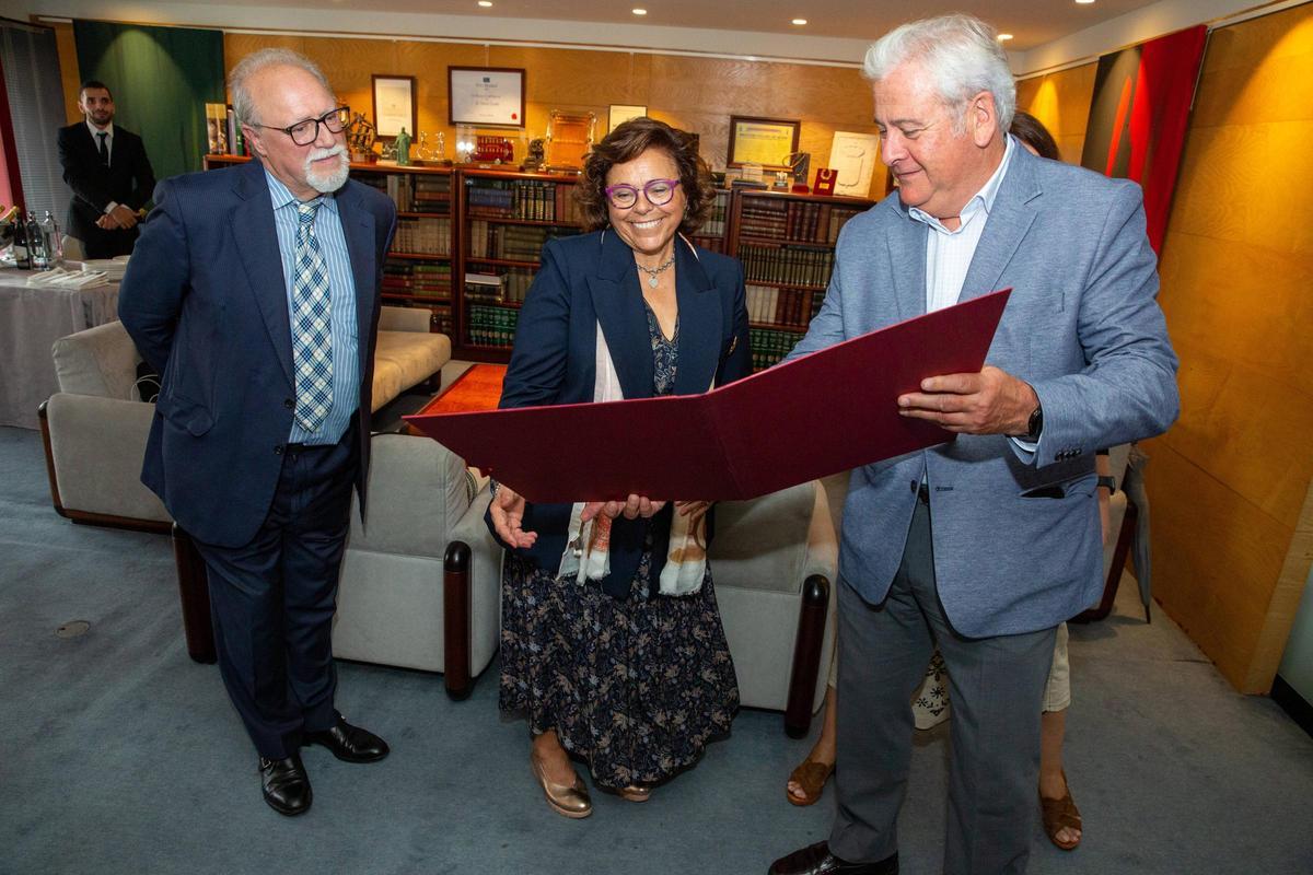 Adonina Tardón, primera catedrática de Medicina Preventiva de la Universidad de Oviedo, "Asturiana del mes"