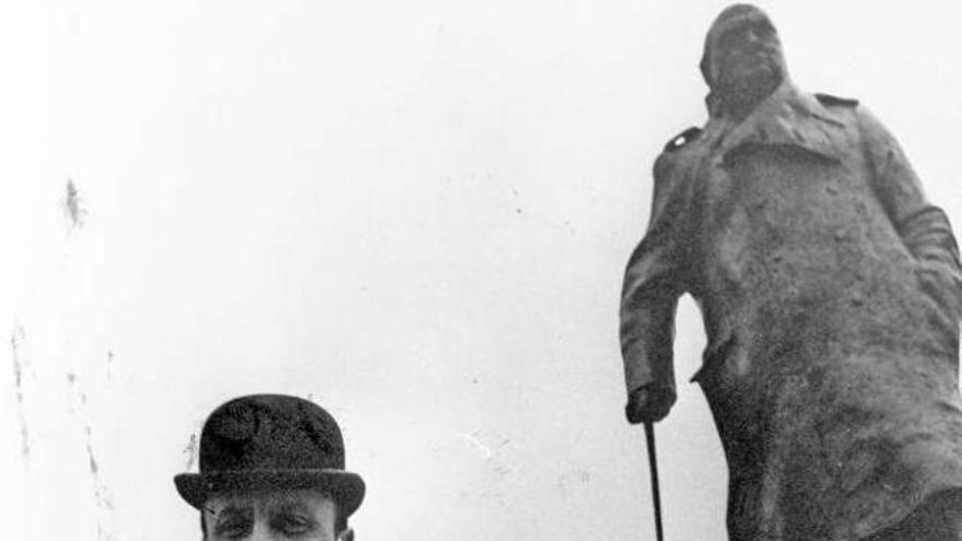 Ante la estatua de Churchill en su etapa de embajador en Londres. / l. o.