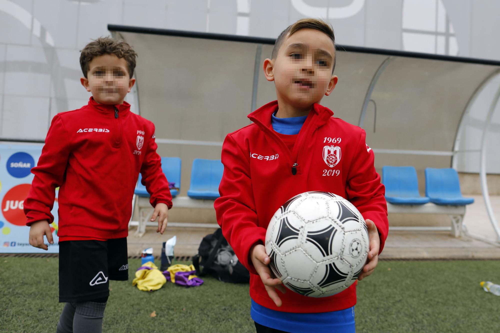 Los niños vuelven a entrenar después de las restricciones