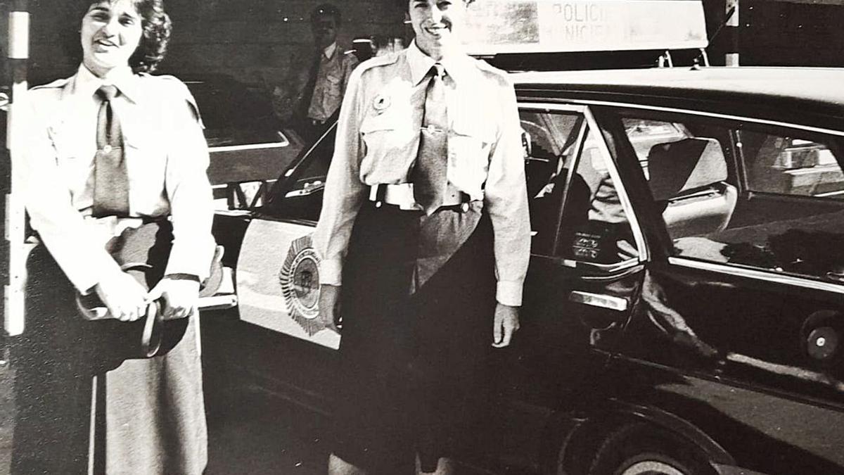 Toñi Pérez y Marisa Navarro en 1986, año de su ascenso a oficiales de la Policía Local de Alicante. | RAFA ARJONES