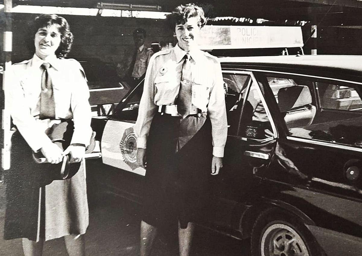 Toñi Pérez y Marisa Navarro en 1986, año de su ascenso a oficiales de la Policía Local de Alicante. | RAFA ARJONES