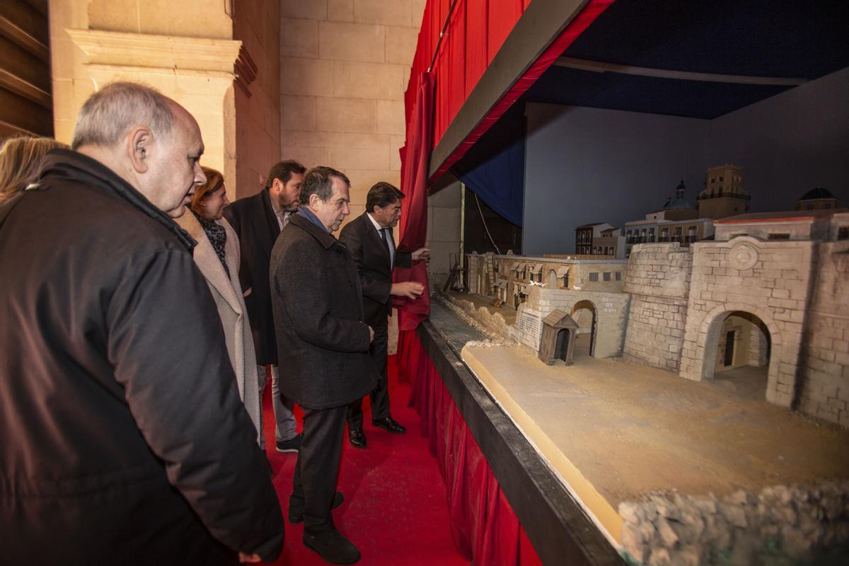 El alcalde muestra el belén que todavía está, aunque ya oculto, en el &quot;hall&quot; del Ayuntamiento de Alicante