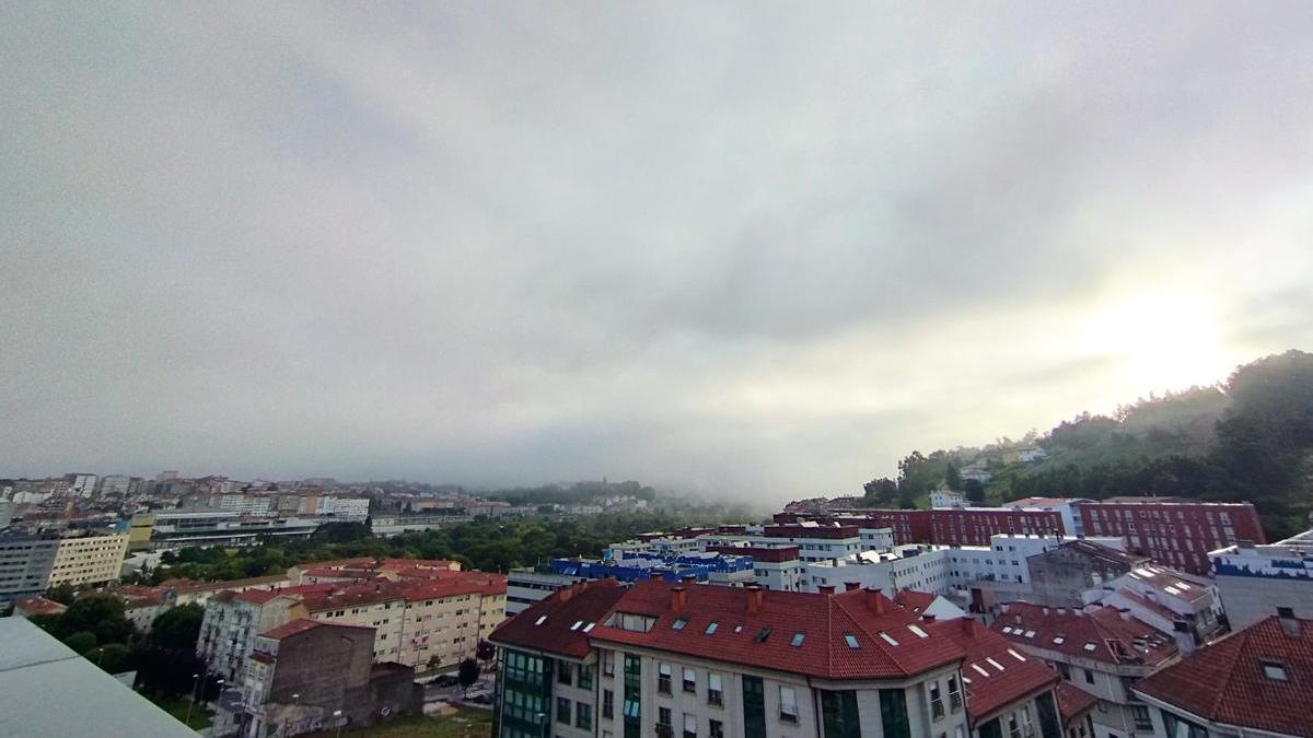 Santiago de Compostela amanece con bancos de niebla