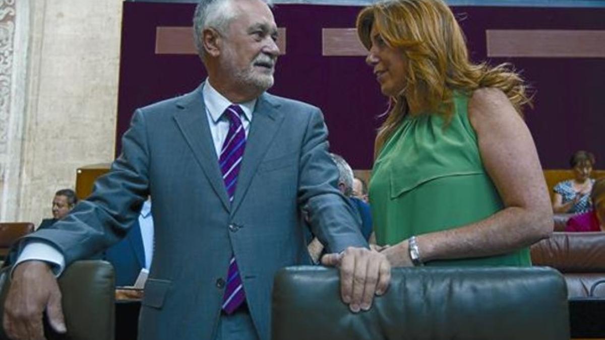 El presidente de la Junta, José Antonio Griñán, y su número dos, Susana Díaz, en el Parlamento andaluz.