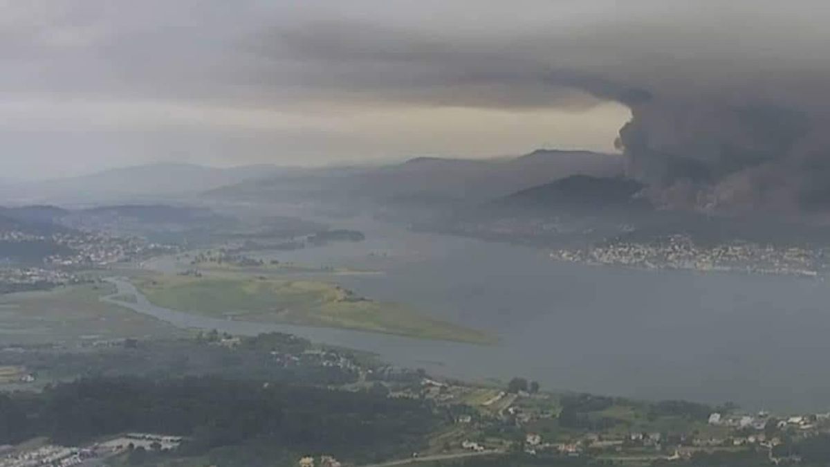 El incendio de Caminha, visto desde la cámara de la CRTVG en Santa Tegra