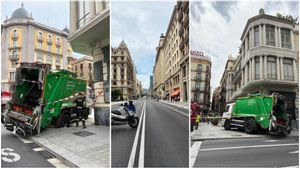 Un camión de la limpieza con la rueda atrapada en una acera ha hecho cortar Via Laietana
