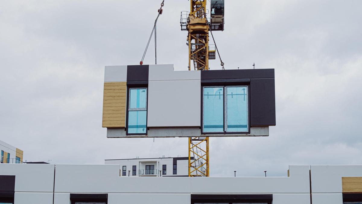 La construcción industrializada permite fabricar módulos de fachada para su posterior colocación.