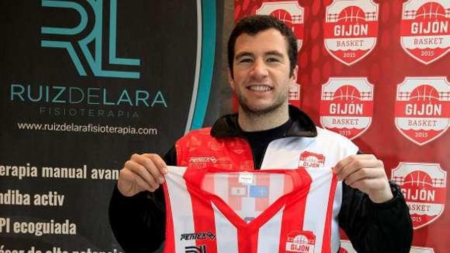 Mallou, con su nueva camiseta durante el acto de presentación.