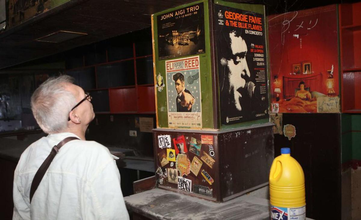 Moncho observa los carteles de conciertos pasados. | Iago López