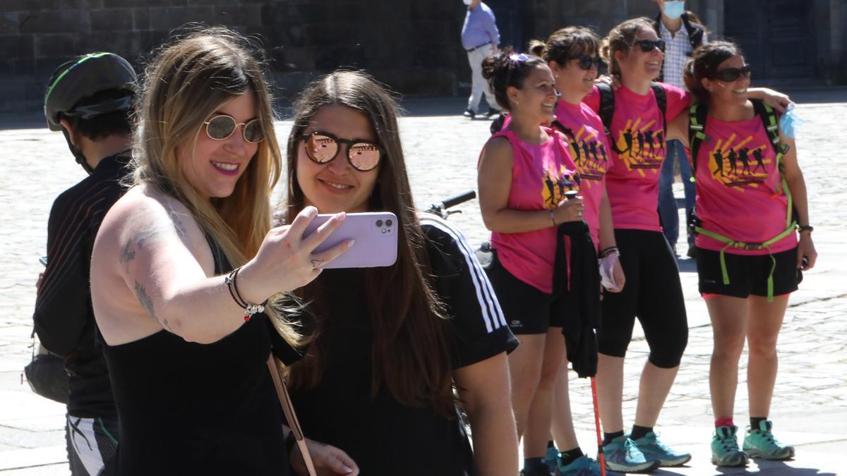 Peregrinos y turistas en la plaza del Obradoiro de Santiago.