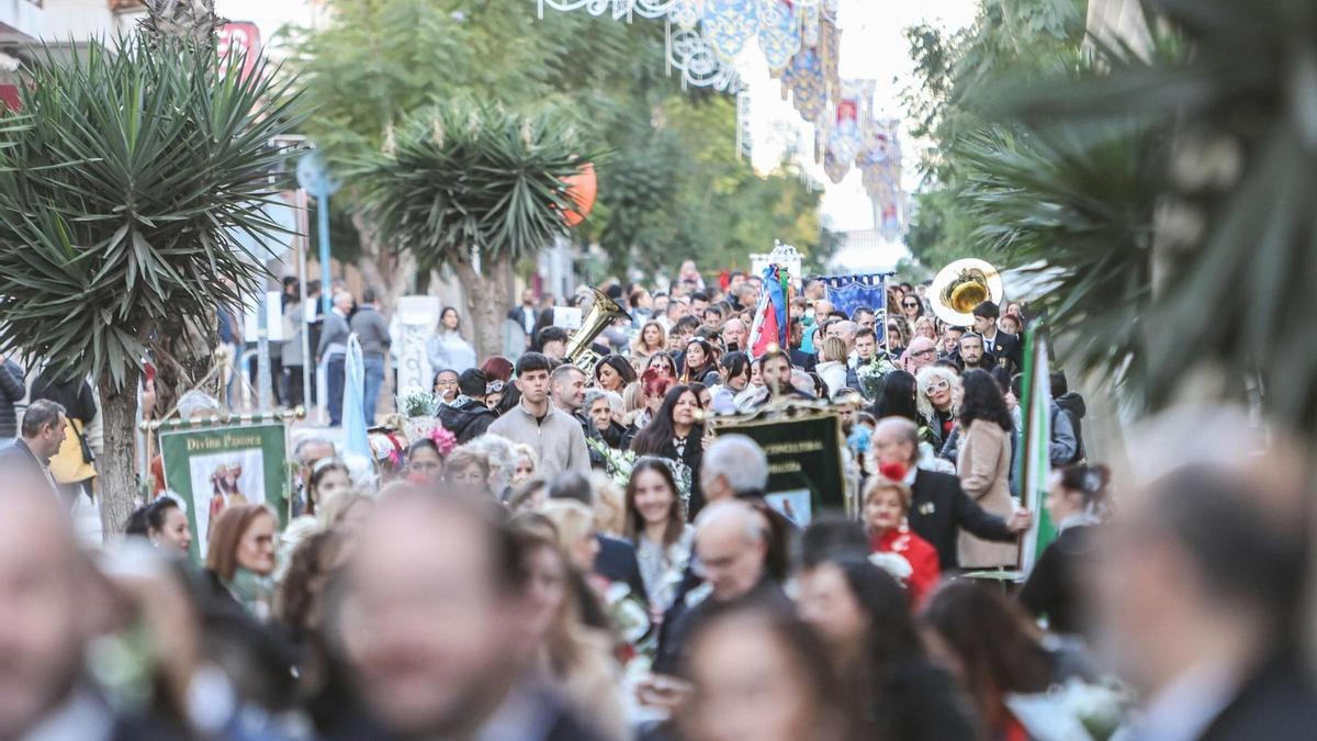 Multitudinaria participación en la ofrenda a la patrona. Imagen de la calle Caballero de Rodas.
