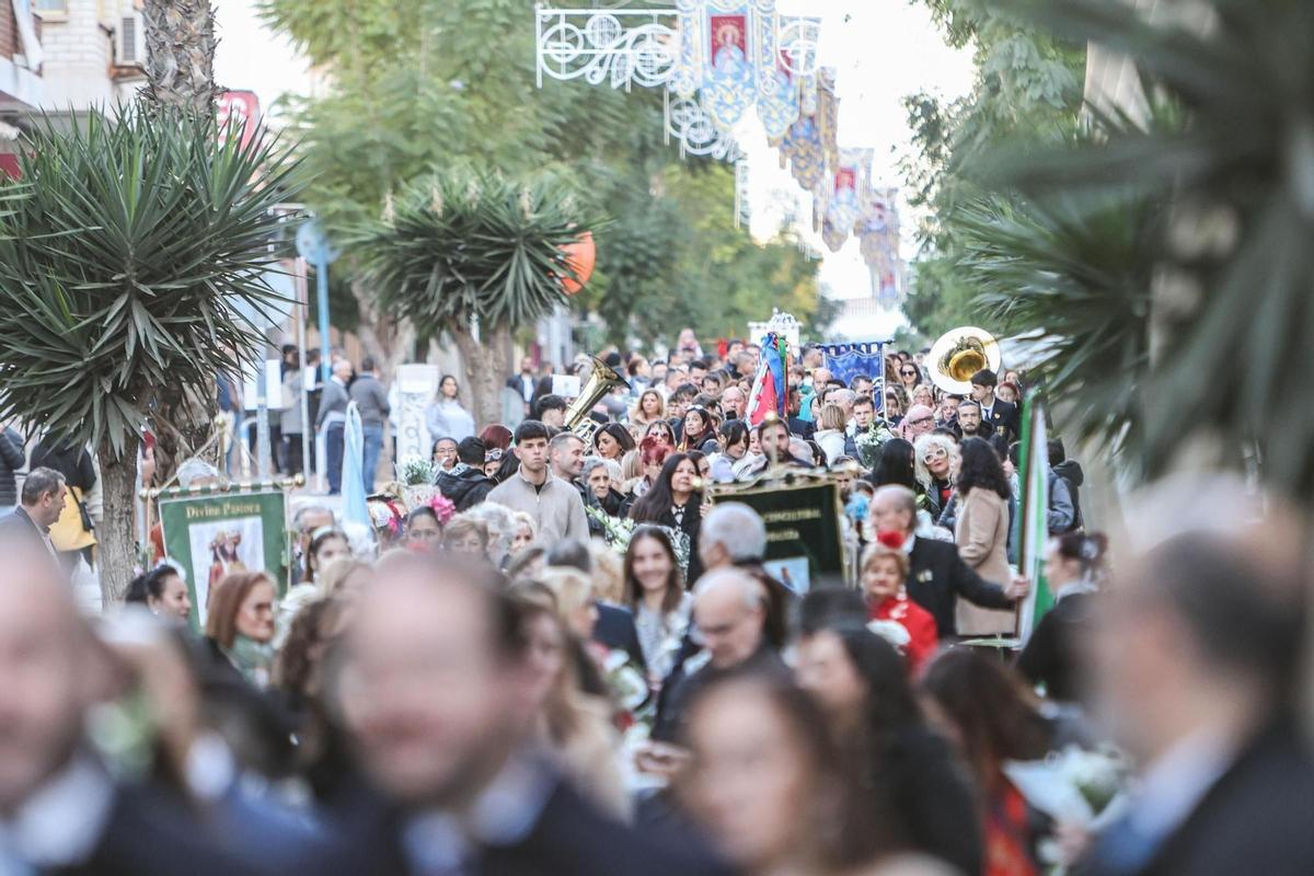 Multitudinaria participación en la ofrenda a la patrona. Imagen de la calle Caballero de Rodas.